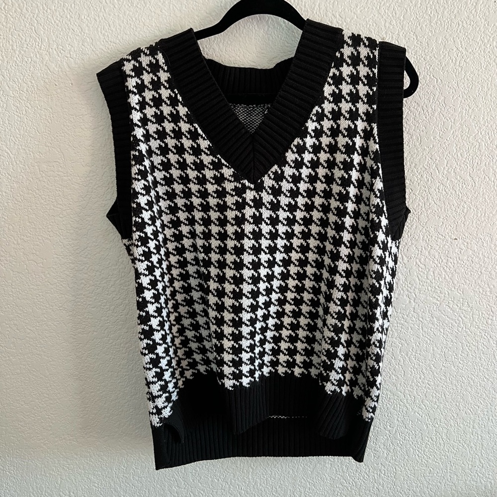 Black and white oversized sweater vest, womens size medium, oversized comfy fit